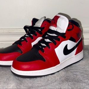 Air Jordan 1 mid GS, Chicago black toe